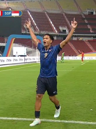 Ghi 3 bàn trong 5 phút, thắng dễ Singapore: U.23 Thái Lan tiến thẳng bán kết với ngôi đầu