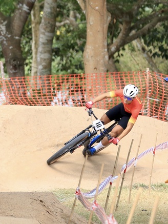 Cua rơ Việt Nam 'bay’ chưa tốt, nghiệt ngã đường đua băng đồng: Sớm dừng bước