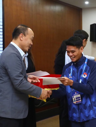 Lần đầu tiên VFF ký hợp đồng với giám sát và trọng tài: Bóng đá Việt Nam chuyên nghiệp