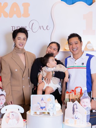 Cựu danh thủ Hồng Sơn đưa vợ đến chúc mừng gia đình Đăng Khôi