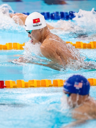 'Hoàng tử ếch' Thành Bảo lại vô địch, bộ tứ kình ngư Việt Nam 'lội ngược dòng' đoạt HCV ngoạn mục