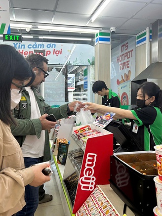 Vào 'mùa cày cuốc' cuối năm, nhiều người làm việc hơn 12 giờ đồng hồ/ngày