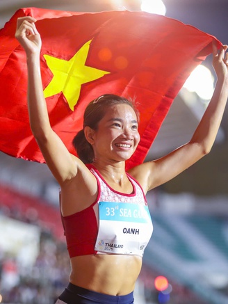 Nguyễn Thị Oanh 'vô đối' ở cự ly 5.000 m, đội chạy tiếp sức Việt Nam phá kỷ lục SEA Games