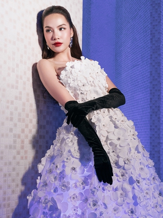 Lê Hoàng Phương khoe vai trần quyến rũ, diễn vedette cùng Thanh Hằng và Võ Hoàng Yến