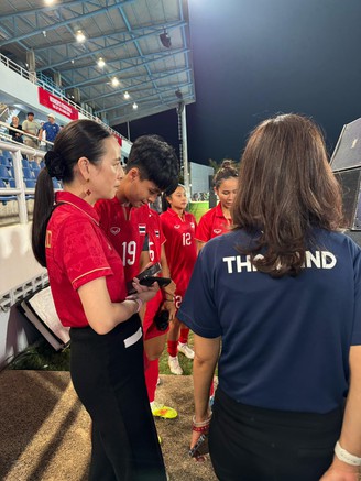 HLV đội tuyển nữ Thái Lan đau đớn vì thua luân lưu Philippines, Madam Pang hành động ‘lạ’
