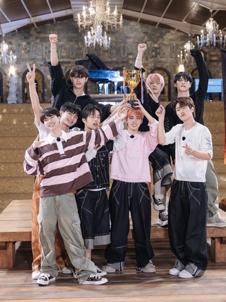 Dàn 'Tân binh toàn năng' trước cuộc 'chạm trán' nhóm nhạc đình đám Kpop