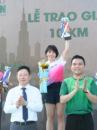 Nữ VĐV tạo ấn tượng ở giải Tiền Phong Half Marathon vì lý do đặc biệt