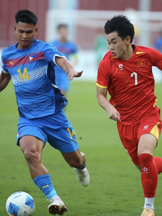 Đình Bắc gây khó chịu, hậu vệ Philippines theo kèm đến mức chấn thương: Xứng danh MVP