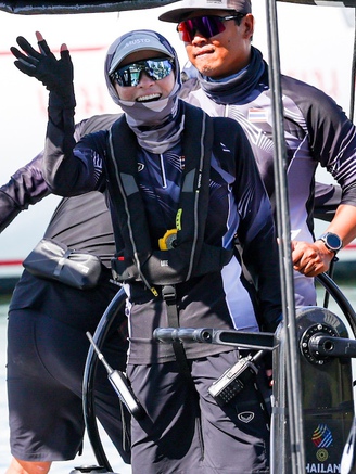 Thú vị hình ảnh Hoàng hậu Suthida làm hoa tiêu, thuyền buồm Thái Lan bứt tốc: Sắp giành HCV SEA Games