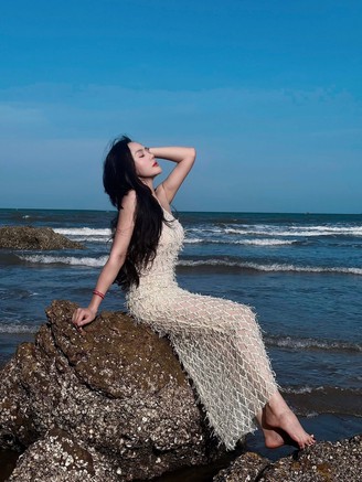 Nhan sắc gợi cảm của ‘nữ chủ tịch’ gây bão trên phim giờ vàng