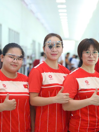 Xạ thủ Việt Nam bắn ‘vàng’ 25 m súng ngắn đồng đội nữ, ai giỏi hơn Trịnh Thu Vinh!