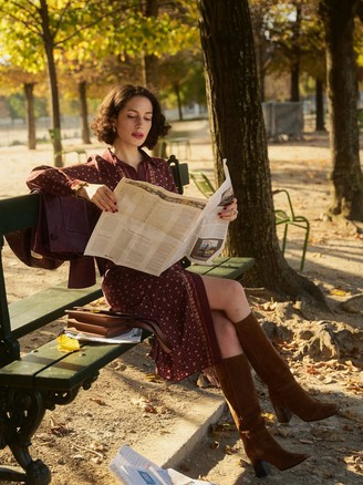 Diện váy dài mùa đông không thể thiếu bốt cao cổ