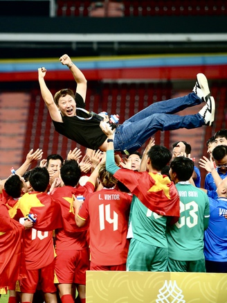 HLV Kim Sang-sik xúc động: 'Tôi tự hào về U.22 Việt Nam, đã không bỏ cuộc dù từng ở thế thua 0-2'