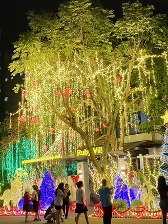 Chụp ảnh Giáng sinh ở ‘phố nhà giàu’