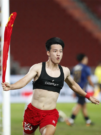Dân mạng tò mò chiếc áo 'crop top' của Thanh Nhàn U.22 VN tại SEA Games 33