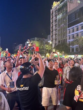 Tối qua triệu con tim xuống phố mừng ‘vàng’ SEA Games 33 của U.22 Việt Nam