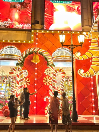 Trước thềm Giáng sinh: Nhiều trung tâm thương mại ở TP.HCM 'hóa trời Âu'