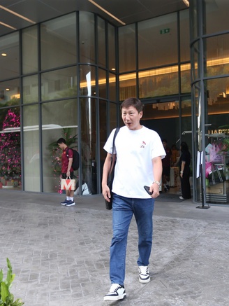 U.22 Việt Nam ra sân bay từ sớm vì sợ tắc đường, bất ngờ với dáng vẻ trẻ trung của thầy Kim