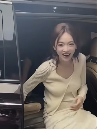 'Lệnh phi' Ngô Cẩn Ngôn khiến fan lo lắng vì thân hình gầy gò