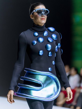 Khám phá thời trang phong cách vị lai qua các thiết kế Haute Couture Pháp