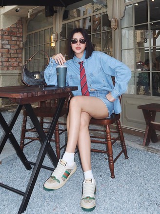 Chỉ với một chiếc cà vạt, tạo vẻ ngoài ấn tượng khó rời mắt