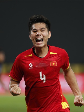 Mới vô địch SEA Games 3 ngày, người hùng U.22 Việt Nam đã xỏ giày đá tiếp