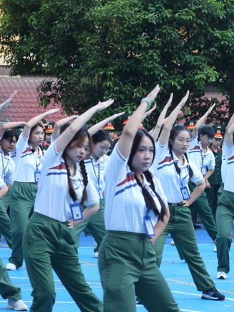 Cuối tuần, 500 trai xinh, gái đẹp đến trường lúc sáng sớm để rèn thể lực