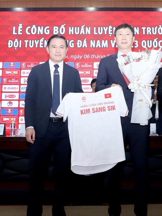 HLV Kim Sang-sik lần đầu nhắc đến hợp đồng: ‘Tôi sẽ nói chuyện với Chủ tịch VFF…’