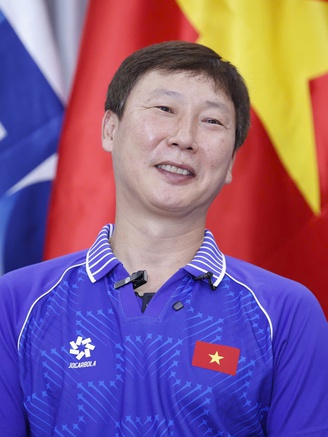 HLV Kim Sang-sik: 'Vợ tôi tắt TV khi U.22 Việt Nam bị Thái dẫn 0-2, tôi không biết TV có sao không’