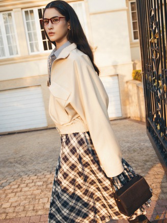 Phối áo khoác ngày đông cùng quần ống rộng và váy dài