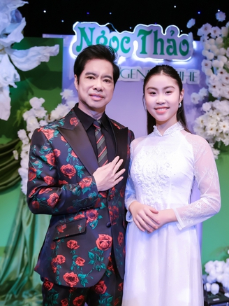 Ngọc Sơn tặng học trò The Voice Kids 5.000 euro mừng lễ trưởng thành