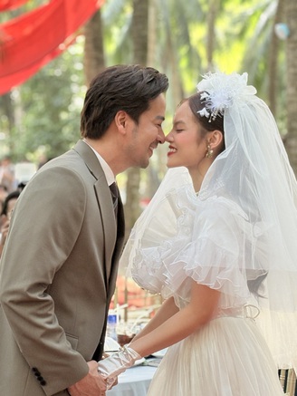 Đoàn Minh Tài tổ chức đám cưới miền Tây xưa, chèo xuồng rước vợ ‘về dinh’