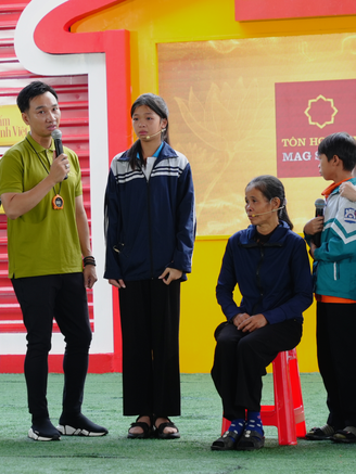 Thành Trung khóc nghẹn trước cảnh người bà làm điểm tựa cho 2 cháu mồ côi