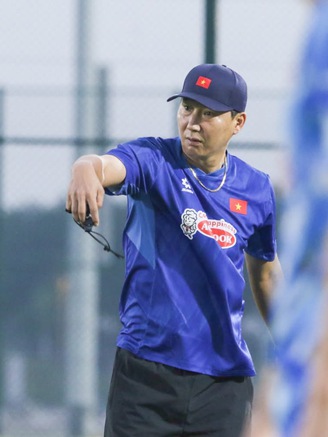 Thầy Kim chỉ rõ đối thủ đáng sợ nhất tại châu Á, U.23 Việt Nam tập chiến thuật làm quen múi giờ