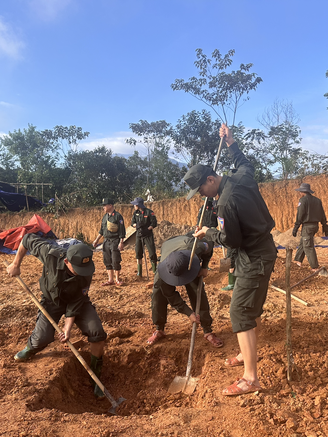 Khi sinh viên và người lính chung sức dựng lại mái ấm mới cho dân vùng thiên tai