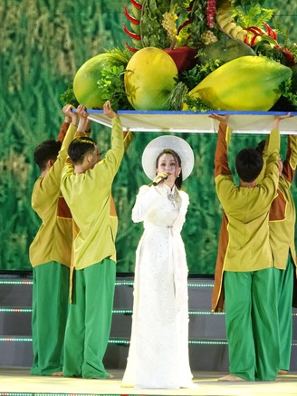 Cẩm Ly tái xuất, NSƯT Như Huỳnh xúc động khi trình diễn trước khán giả Cần Thơ