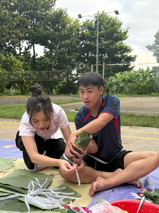 Trường cho sinh viên gói bánh tét đón tết từ tháng 12 dương lịch