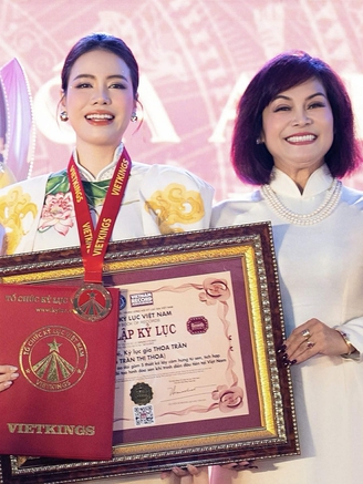 Áo dài phát sáng của nhà thiết kế Thoa Trần được trao Kỷ lục Việt Nam