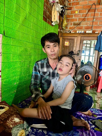 Trao gần 1 tỉ đồng tiền bạn đọc Báo Thanh Niên giúp các hoàn cảnh ngặt nghèo