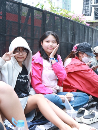 Ngồi xí phần dọc phố đi bộ từ đêm hôm trước để chờ xem countdown 2026