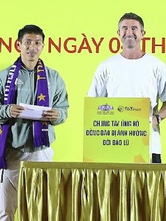 HLV Harry Kewell cùng Văn Quyết, Hùng Dũng quyên góp hỗ trợ đồng bào vùng lũ