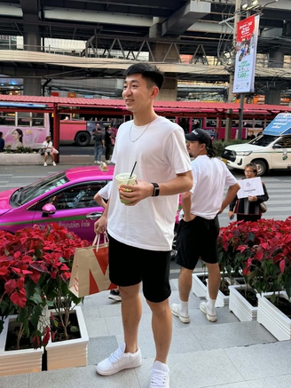 U.23 Việt Nam thảnh thơi dạo phố Bangkok, ‘đau đầu suy tính’ mua sắm món gì!