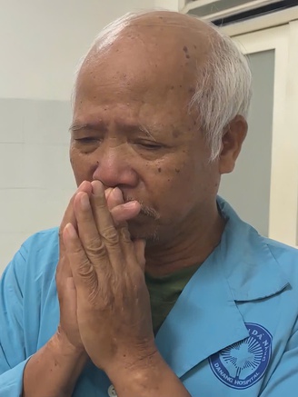 Cựu binh Thành cổ Quảng Trị xem 'Mưa đỏ' ở bệnh viện, nghẹn ngào nhớ đồng đội hy sinh