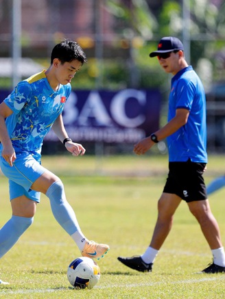 Thầy Kim lần đầu đeo kính râm ‘đứng lớp’, Xuân Bắc tái xuất: U.23 Việt Nam phải cẩn trọng một điều…