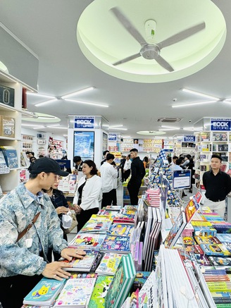 TP.HCM lần đầu có nhà sách 'không ngủ' trên phố đi bộ Nguyễn Huệ