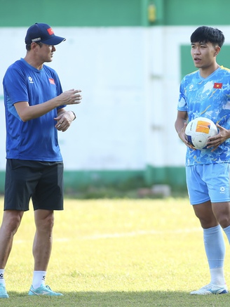 Lý Đức trao đổi riêng với trợ lý HLV Kim Sang-sik, U.23 Việt Nam quyết đánh bại Malaysia