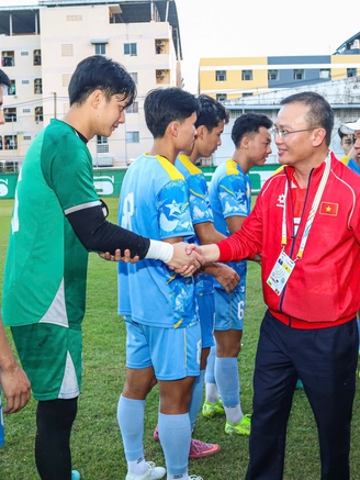 Trưởng đoàn Nguyễn Hồng Minh chúc U.23 Việt Nam thắng và thắng đẹp, đội trưởng Văn Khang đáp lễ