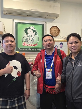 Dọc đường SEA Games 33: Nem Nueng - biến tấu nem nướng Việt tại Thái Lan