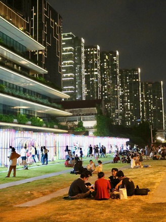 Một địa điểm check-in với 'view triệu đô' thu hút rất đông người vào buổi tối