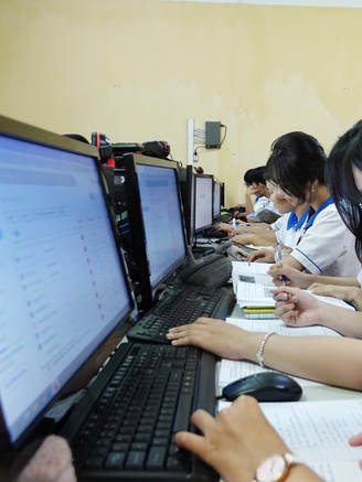 Học sinh TP.HCM làm quen với thi tốt nghiệp THPT trên máy tính